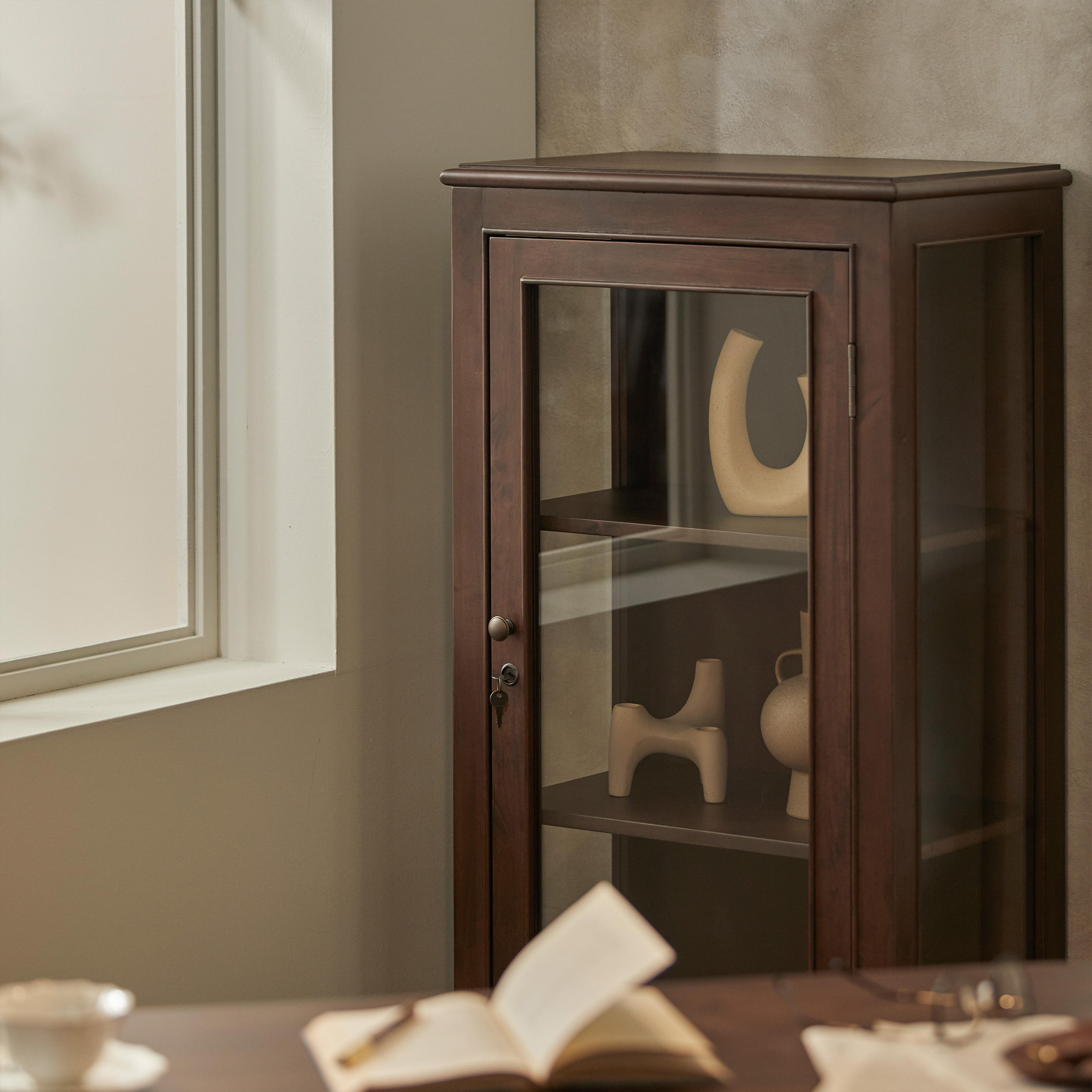 로맨틱캬바레 1951 원목 유리 장식장 엔틱 빈티지 주방 거실 인테리어 위스키 술 장식장