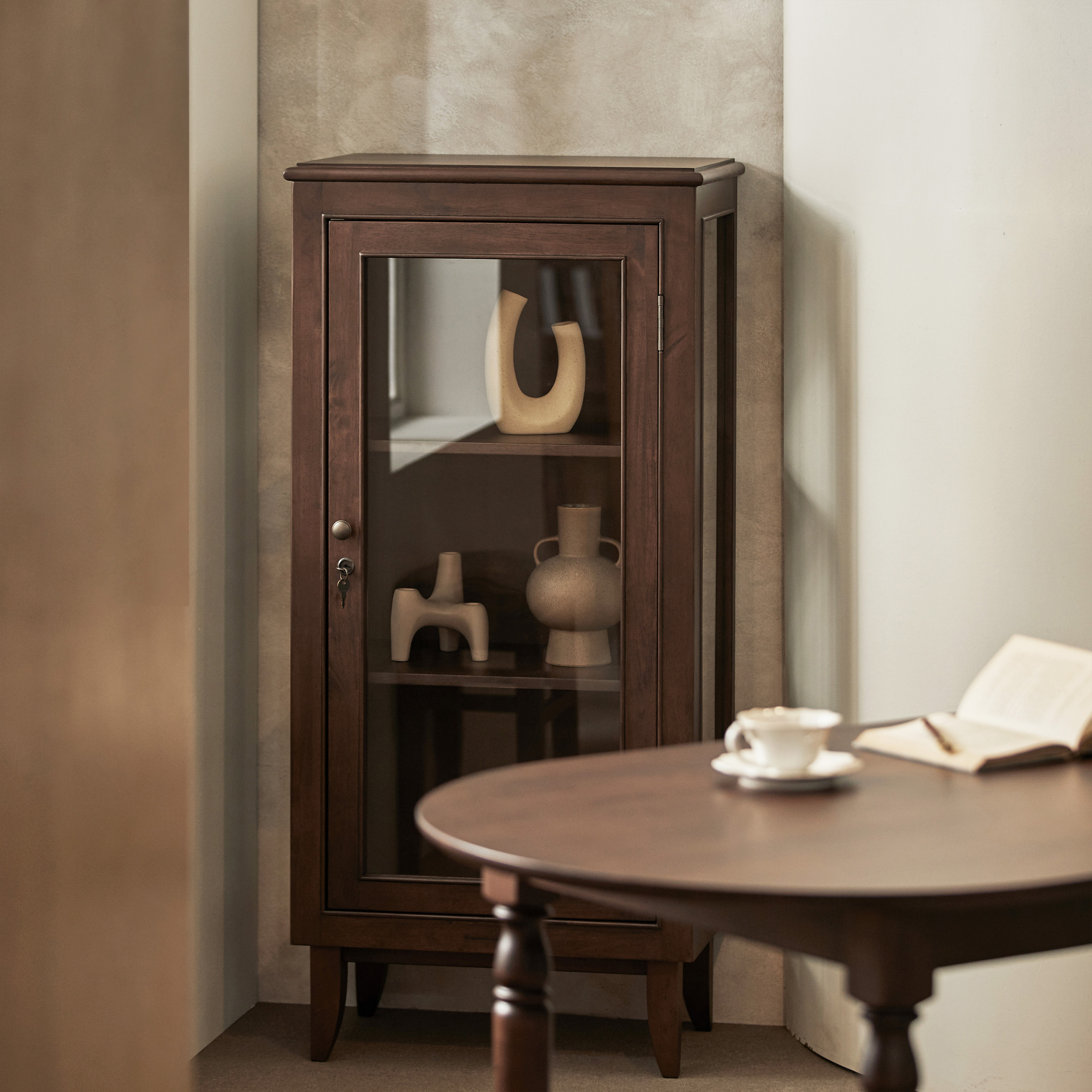 로맨틱캬바레 1951 원목 유리 장식장 엔틱 빈티지 주방 거실 인테리어 위스키 술 장식장