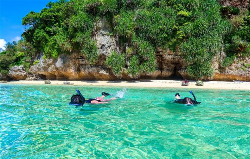일본 오키나와 무인도 모험: 바다 카약, 산호초 스노클링, 사진/비디오 서비스 + 샤워/장비 제공 | 오키나와 온나 빌리지 이미지 4