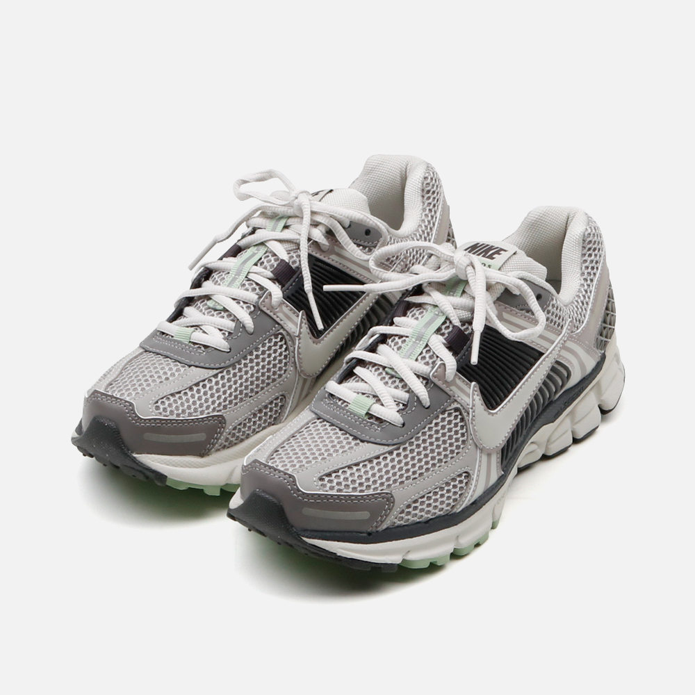 나이키 우먼 줌 보메로 5 운동화 FB8825-001