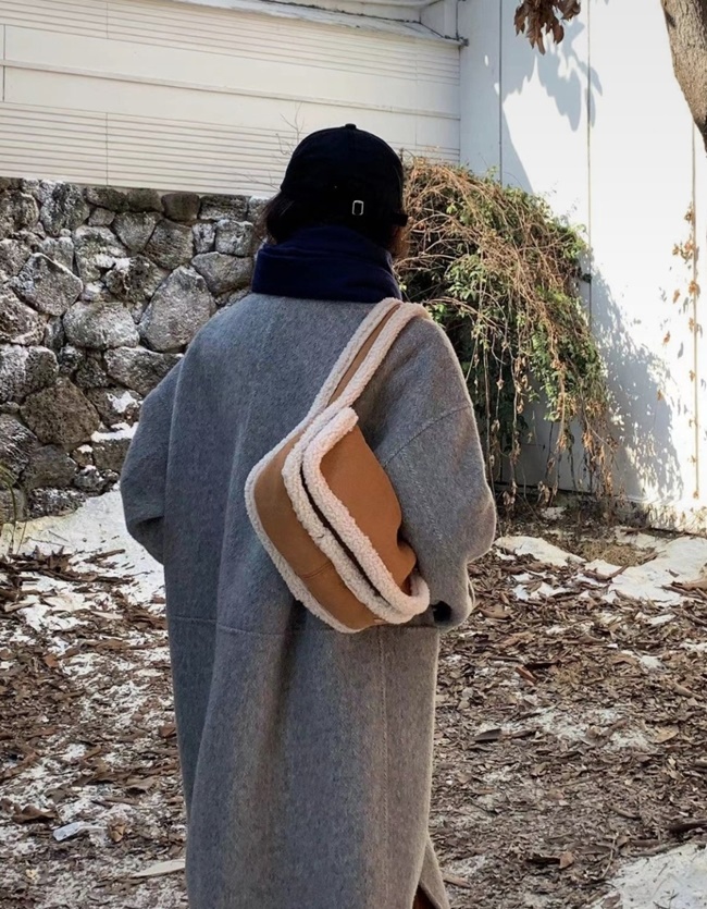 뽀글이 양털 무스탕 퍼 숄더백 겨울 스웨이드 캐쥬얼 가방 - 상세 이미지 2