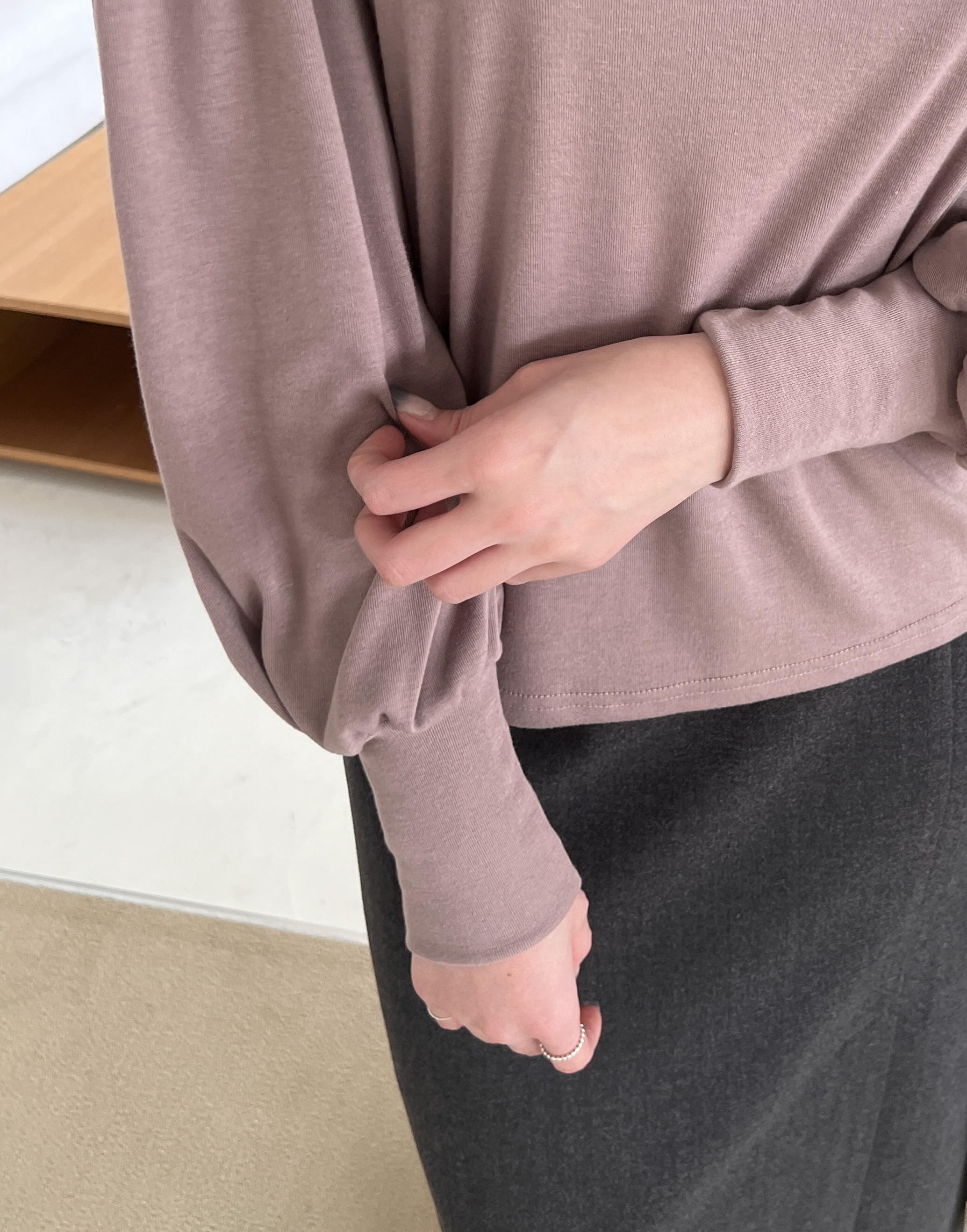 빈키 여리 러블리 퍼프숄더 폴라 하이넥 티셔츠 - 상세 이미지 3