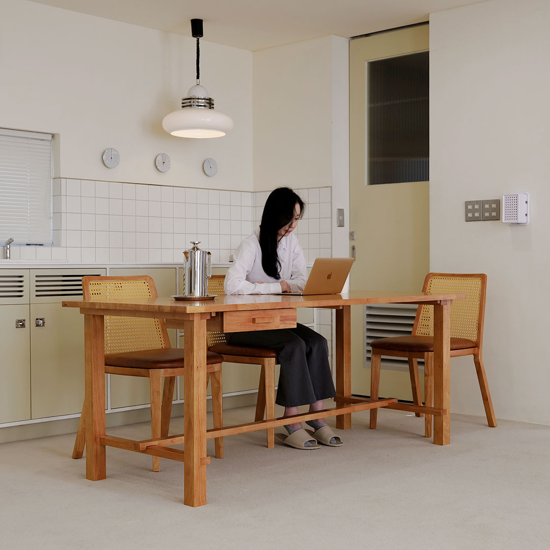 자야캠핑 오울루 라탄 가죽 카페 식탁 원목 의자