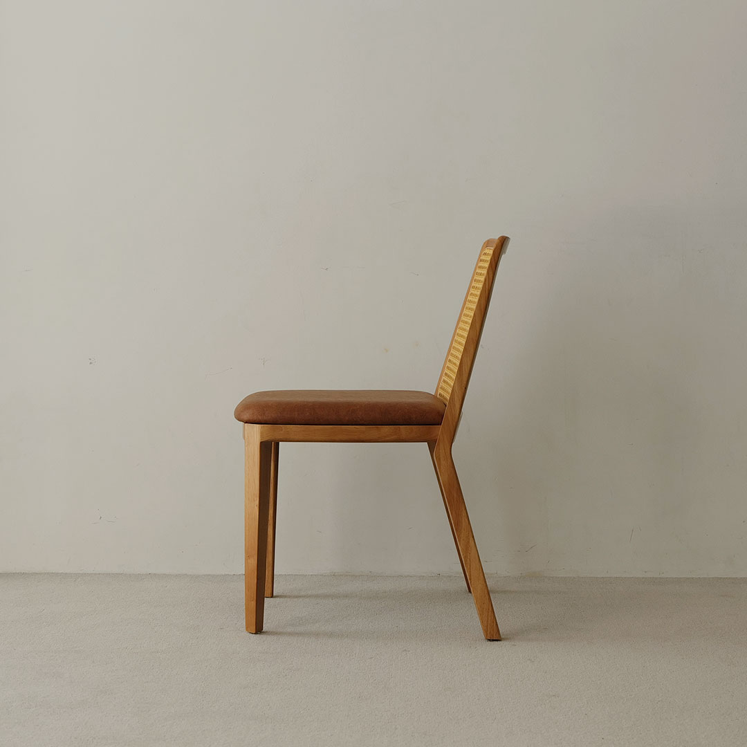 자야캠핑 오울루 라탄 가죽 카페 식탁 원목 의자