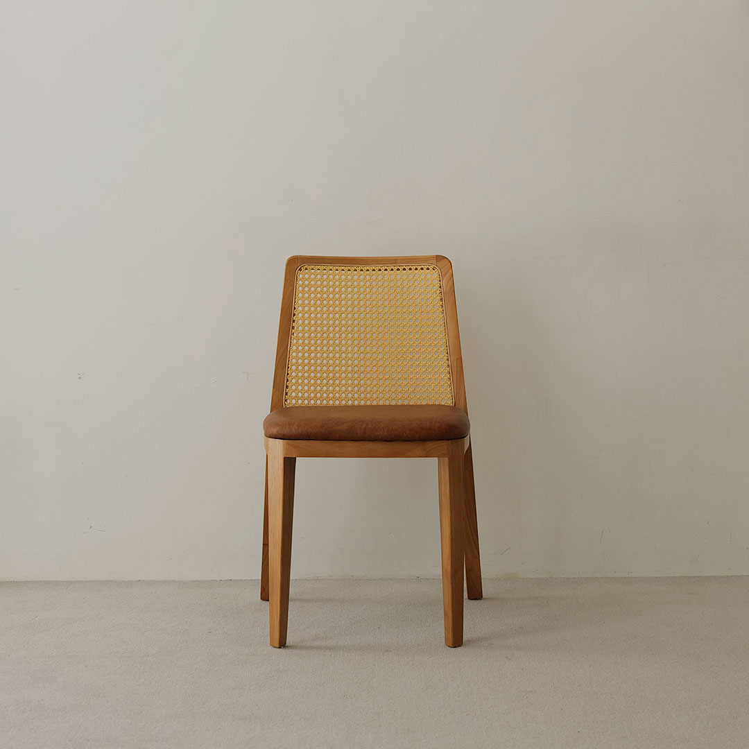 자야캠핑 오울루 라탄 가죽 카페 식탁 원목 의자