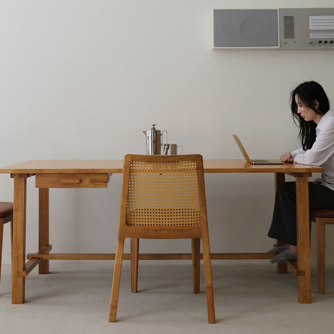 자야캠핑 오울루 라탄 가죽 카페 식탁 원목 의자