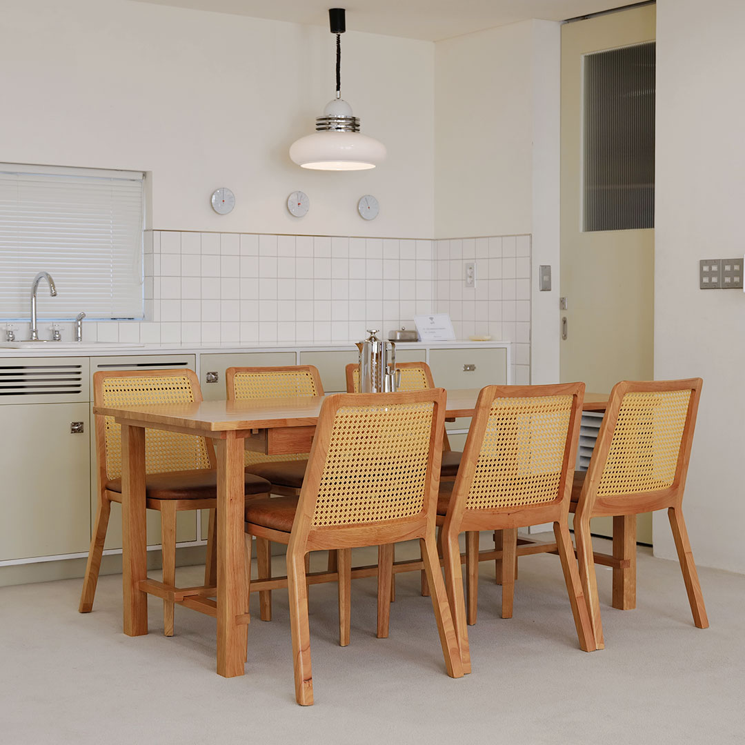 자야캠핑 오울루 라탄 가죽 카페 식탁 원목 의자