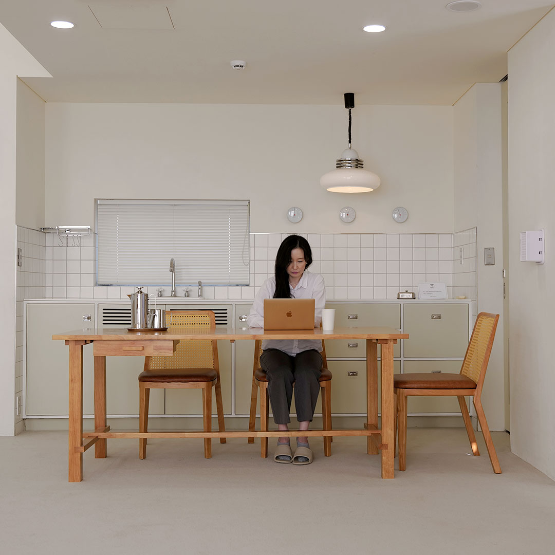 자야캠핑 오울루 라탄 가죽 카페 식탁 원목 의자