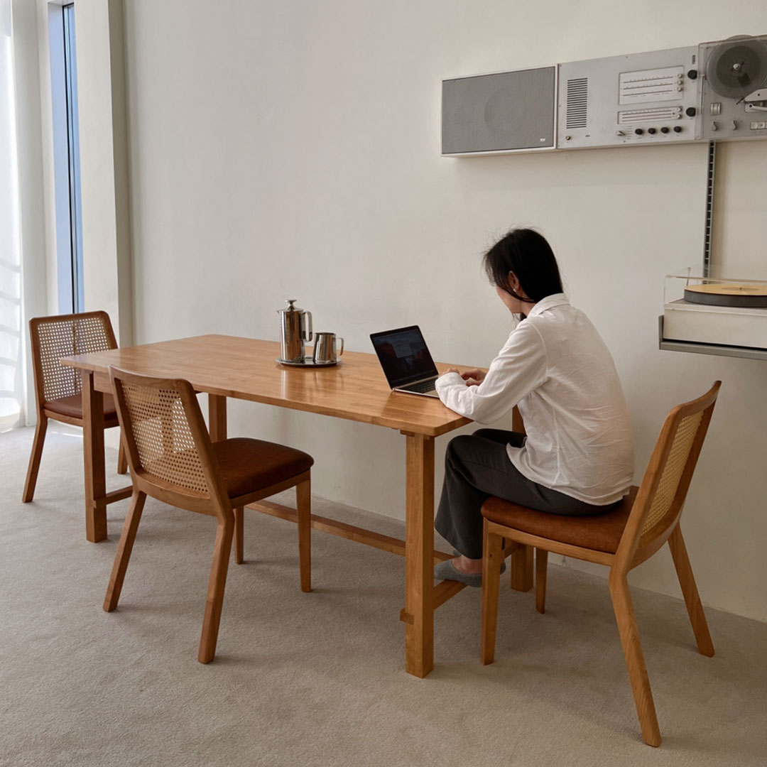 자야캠핑 오울루 라탄 가죽 카페 식탁 원목 의자