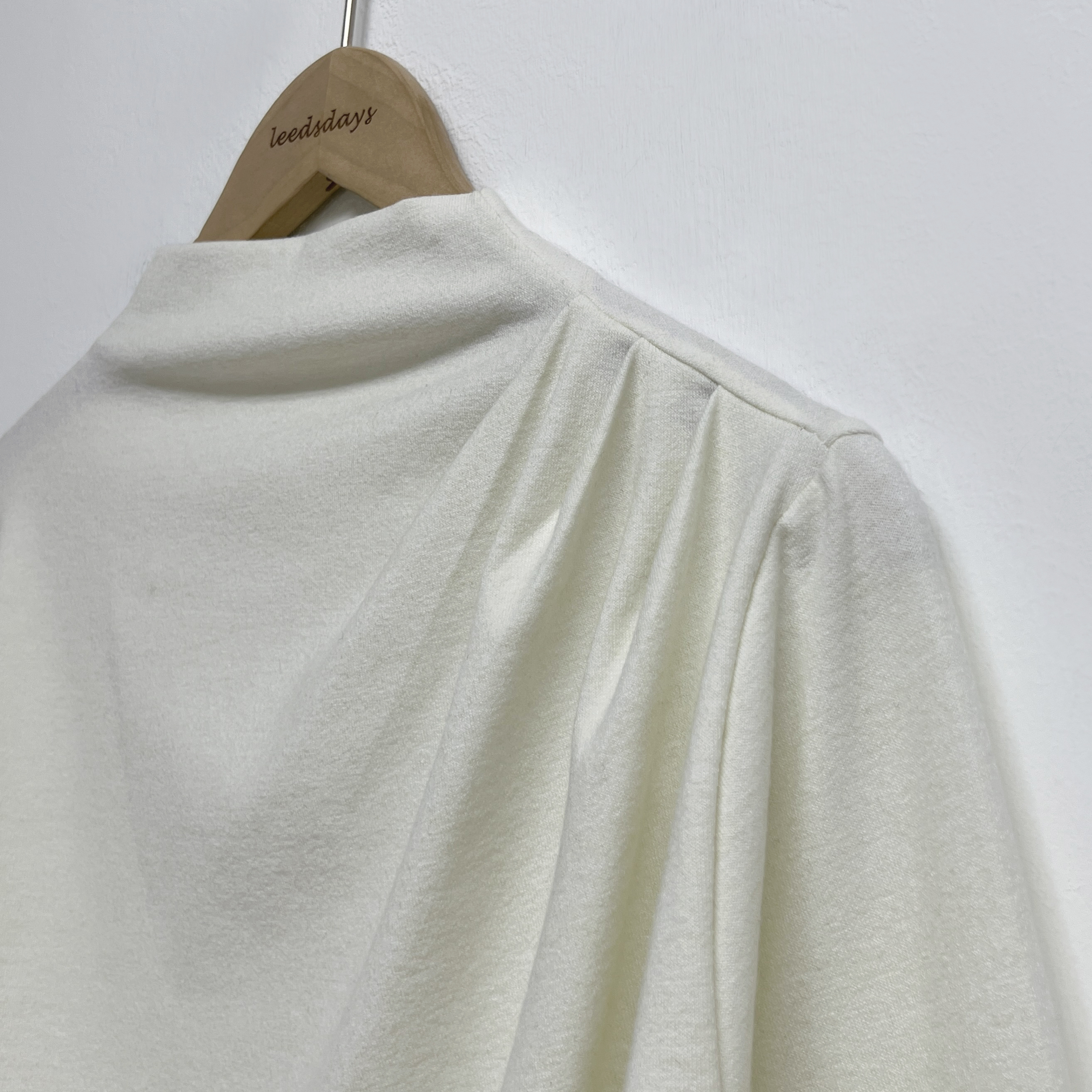 홀리 연말룩 드레이프 셔링 폴라 티셔츠 - 상세 이미지 4