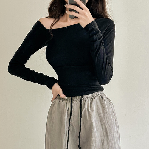 제니 원숄도 오픈 원오프숄더 스핀 티셔츠 러블리 이미지 3