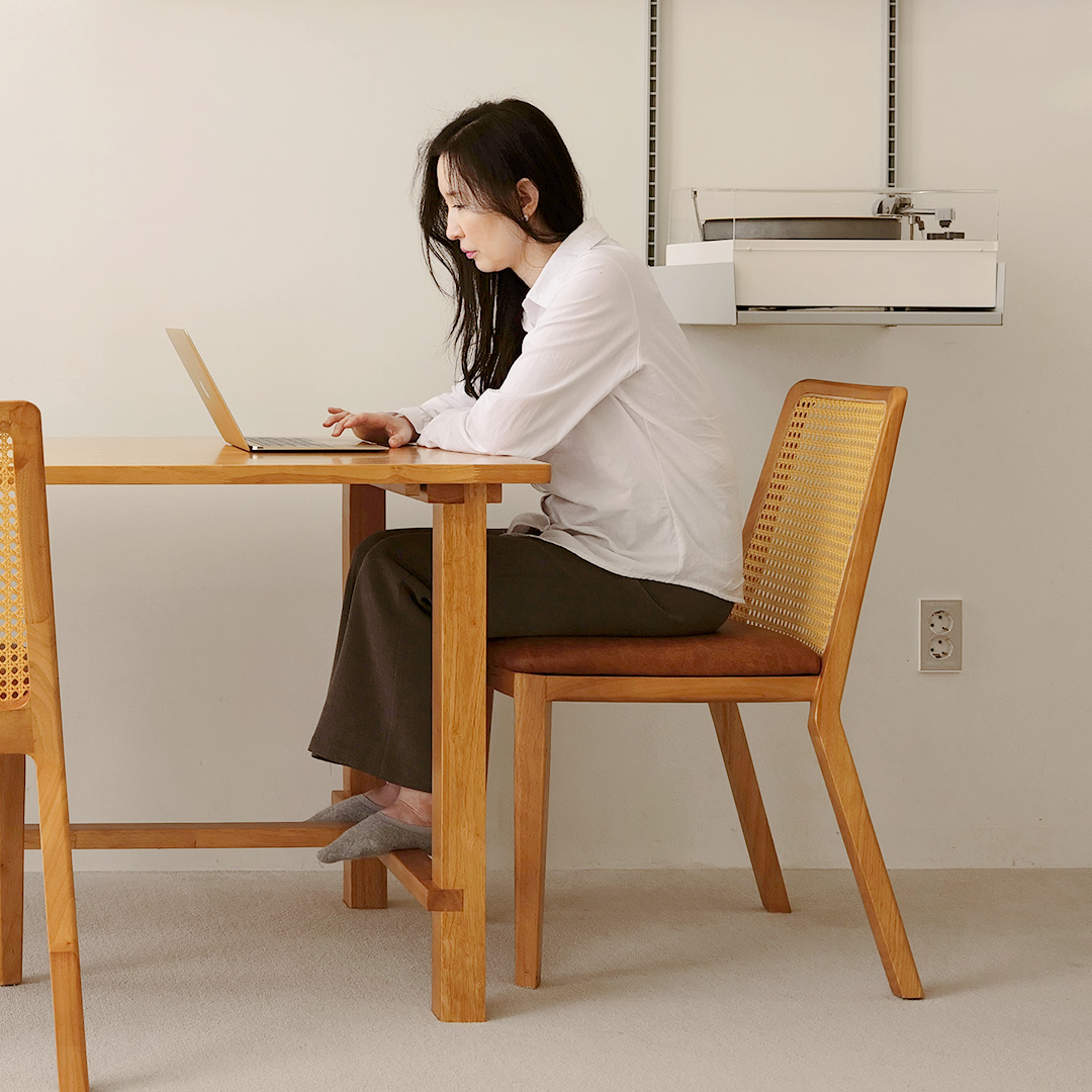 자야캠핑 오울루 라탄 가죽 카페 식탁 원목 의자