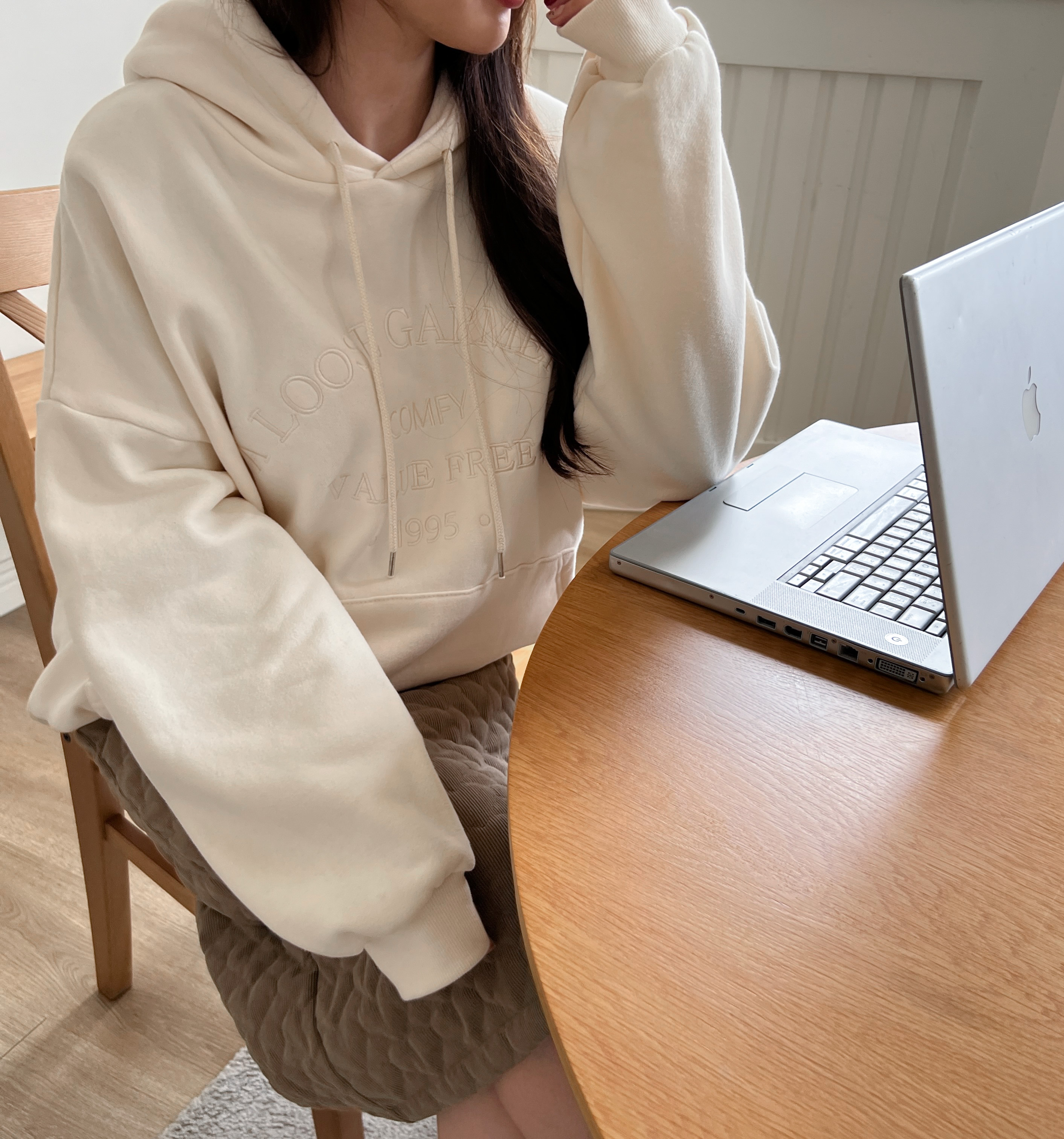 가먼트 포근 양기모 쭈리 자수 레터링 후드 맨투맨 이미지 3