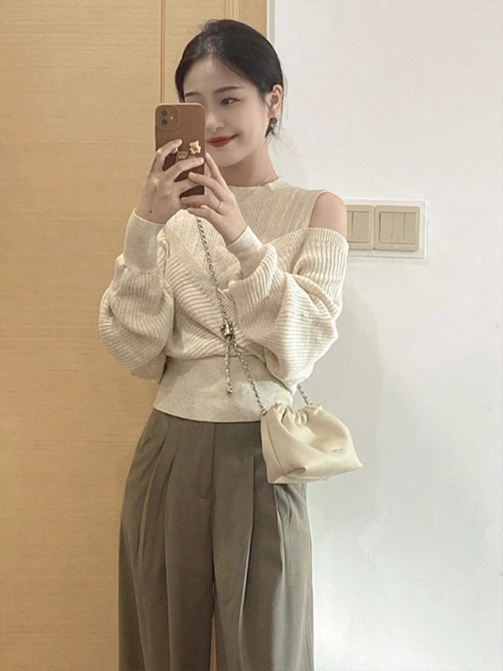 어깨트임 골지 니트 리본 랩 스웨터 우아한제국 신주경 옷 이미지 2