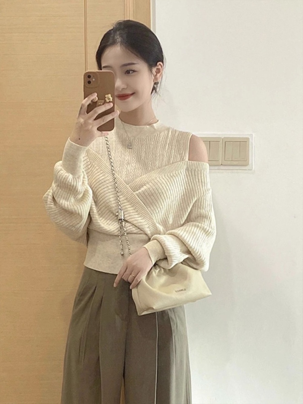 어깨트임 골지 니트 리본 랩 스웨터 우아한제국 신주경 옷 이미지 3