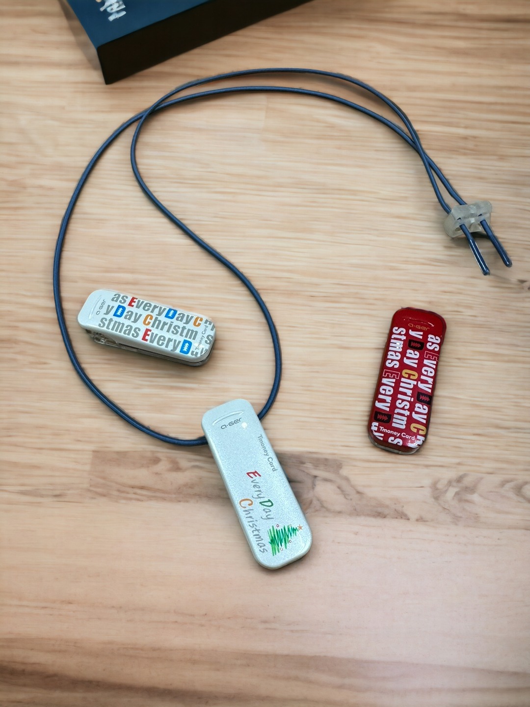옷깃에 꽂아 편리하게 태그하는 티머니 아거 X-Mas EDC 이미지 8