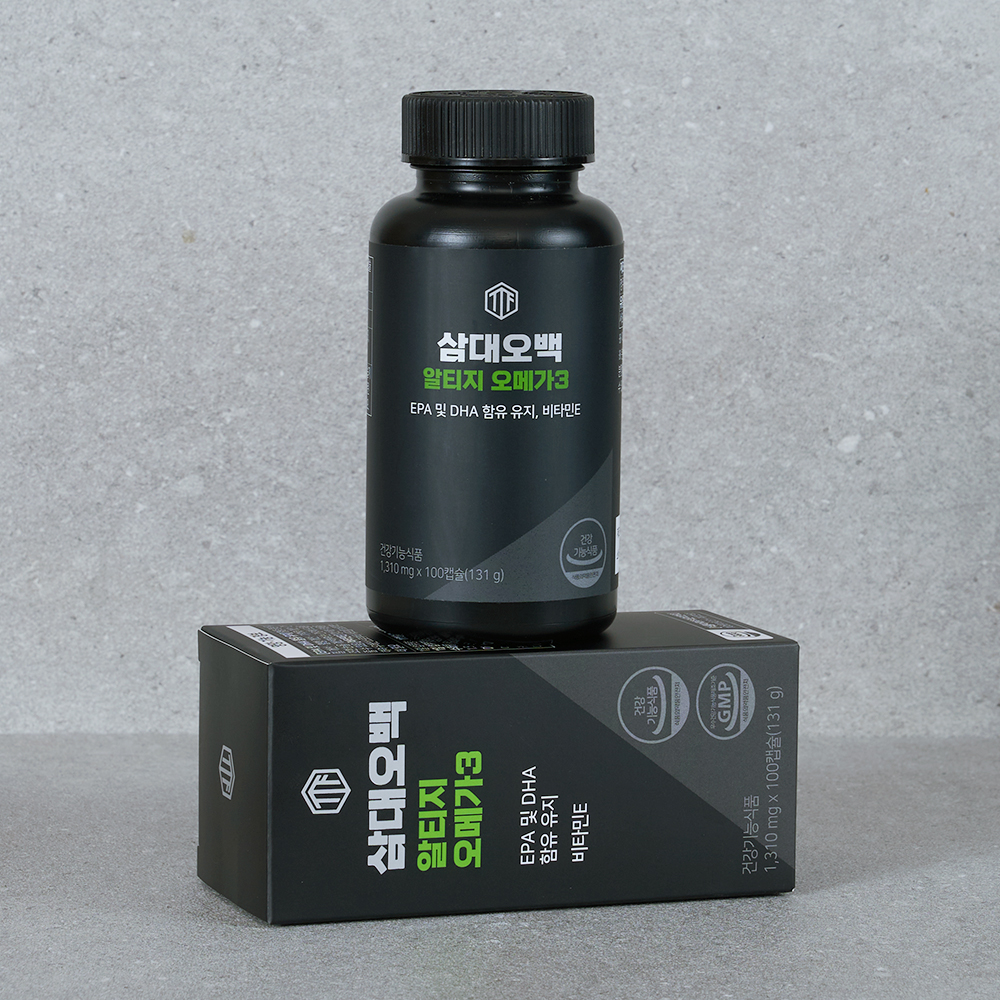 검은색 병이 검은색 상자 위에 세워져 있는 수직 구도의 제품 전시