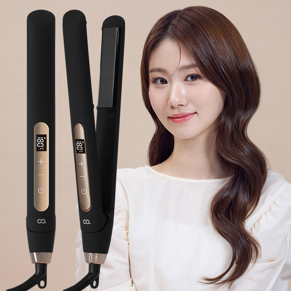 검은색 본체에 골드 톤 조작부가 있는 두 개의 고데기와 웨이브 스타일로 펴진 갈색 머리를 가진 여성의 모습