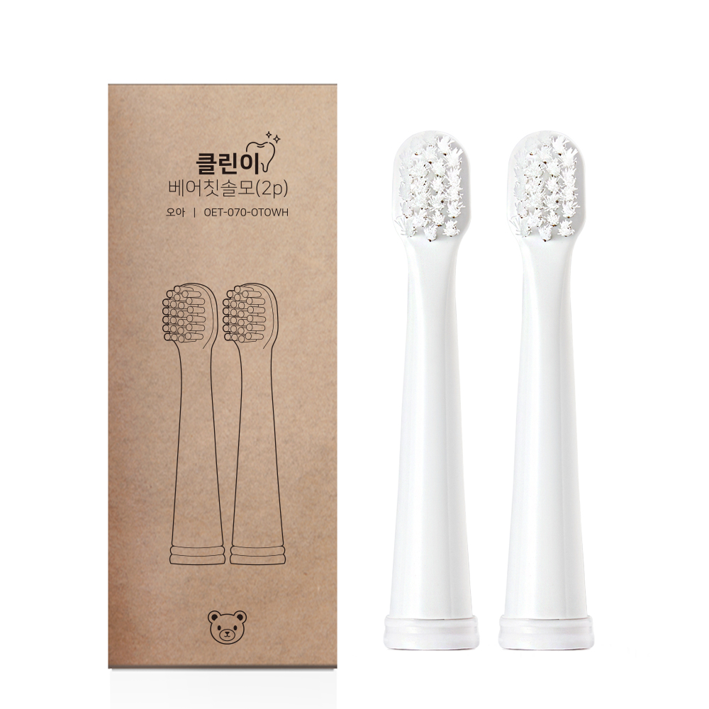 베이지색 박스 패키지와 함께 흰색 리필 칫솔모 2개를 정면에서 촬영한 이미지