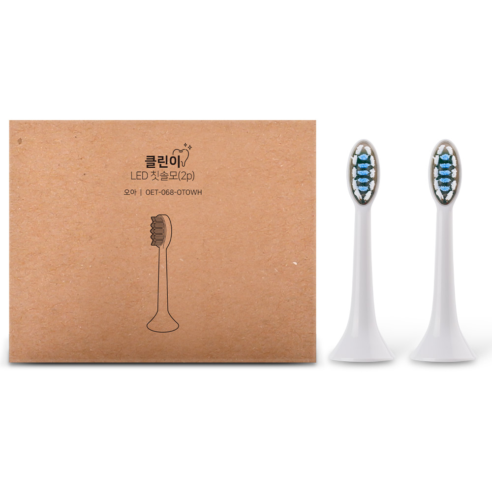 오아 클린이 LED 칫솔모 패키지와 하얀색 손잡이의 리필 헤드 2개가 나란히 배치된 전체 구성도