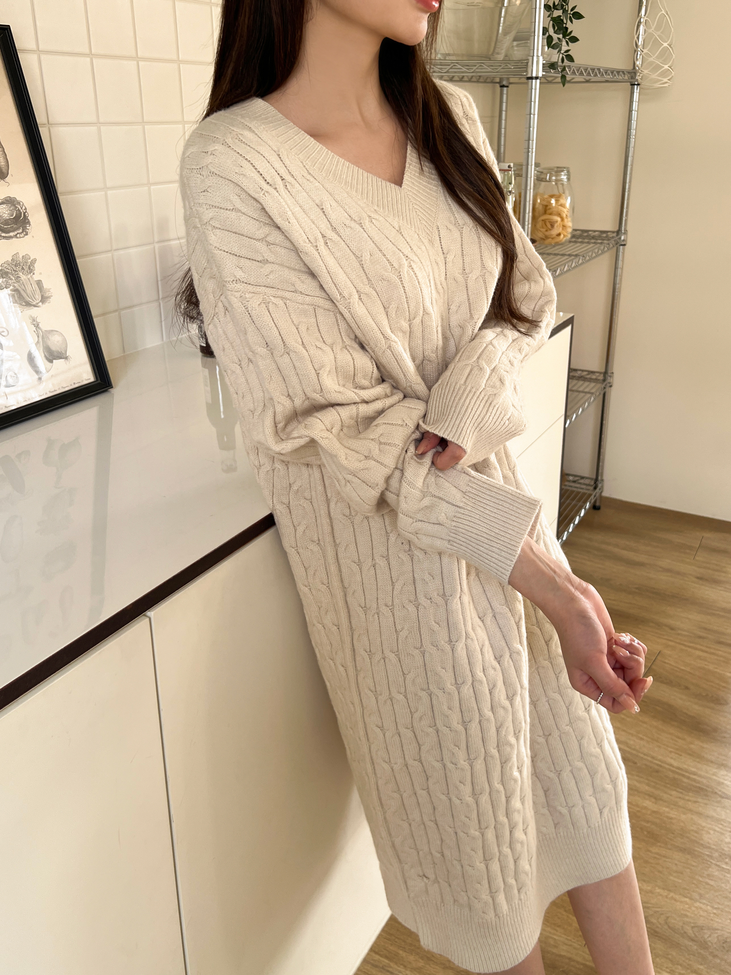 [숏기장/롱기장] 프시케 루즈핏 브이넥 꽈배기 니트 롱 원피스 이미지 4