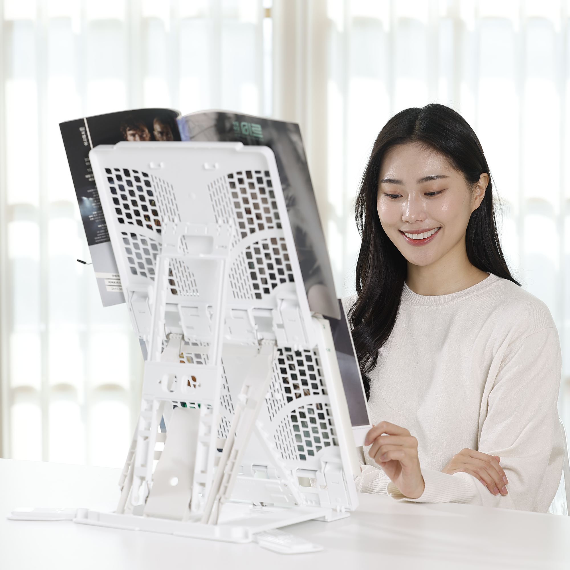 반디스탠드 프리미엄 독서대 - 압도적 높이와 견고함으로 목 허리 건강 지킴이 - 90도 시선 유지, 세밀한 높이 각도 조절, 흔들림 없는 안정감, 휴대와 보관 편리한 독서 솔루션