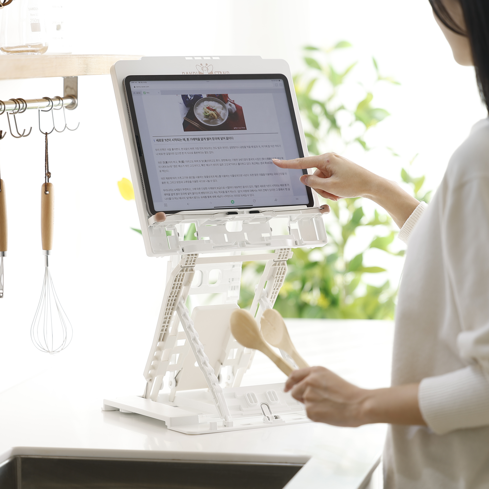 반디스탠드 프리미엄 독서대 - 압도적 높이와 견고함으로 목 허리 건강 지킴이 - 90도 시선 유지, 세밀한 높이 각도 조절, 흔들림 없는 안정감, 휴대와 보관 편리한 독서 솔루션