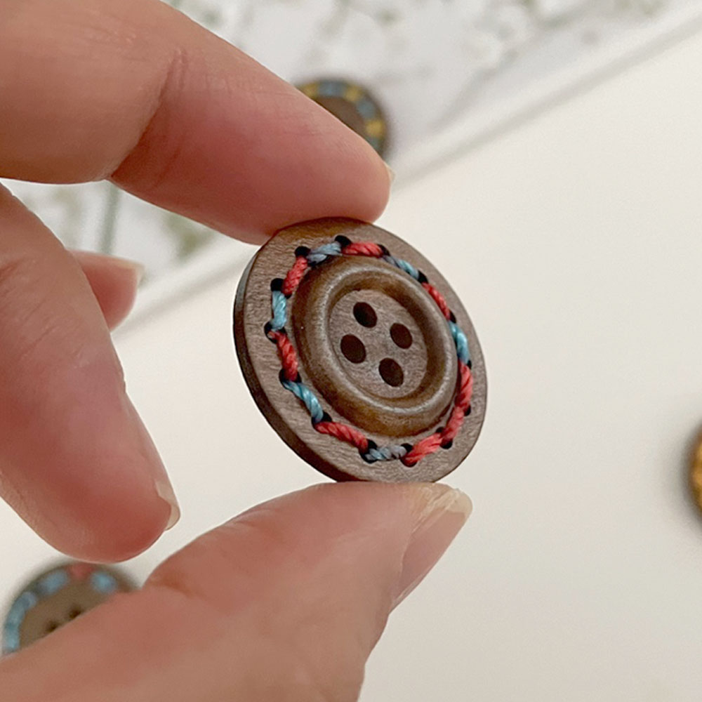 DIY) 25mm 카멜브라운 무지개 컬러스티치 우드단추 나무단추 단추부자재- (8개) - 상세 이미지 3