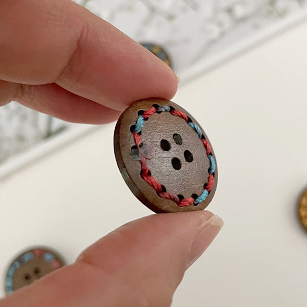 DIY) 25mm 카멜브라운 무지개 컬러스티치 우드단추 나무단추 단추부자재- (8개) - 상세 이미지 4