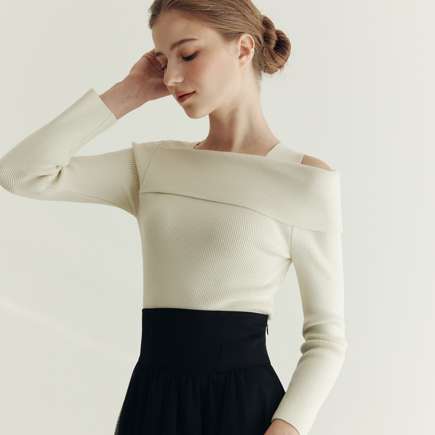 [제로스트릿][5컬러] 솔리드 언발란스 오프숄더 스웨터 SOLID UNBALANCE OFF SHOULDER SWEATER - 상세 이미지 2