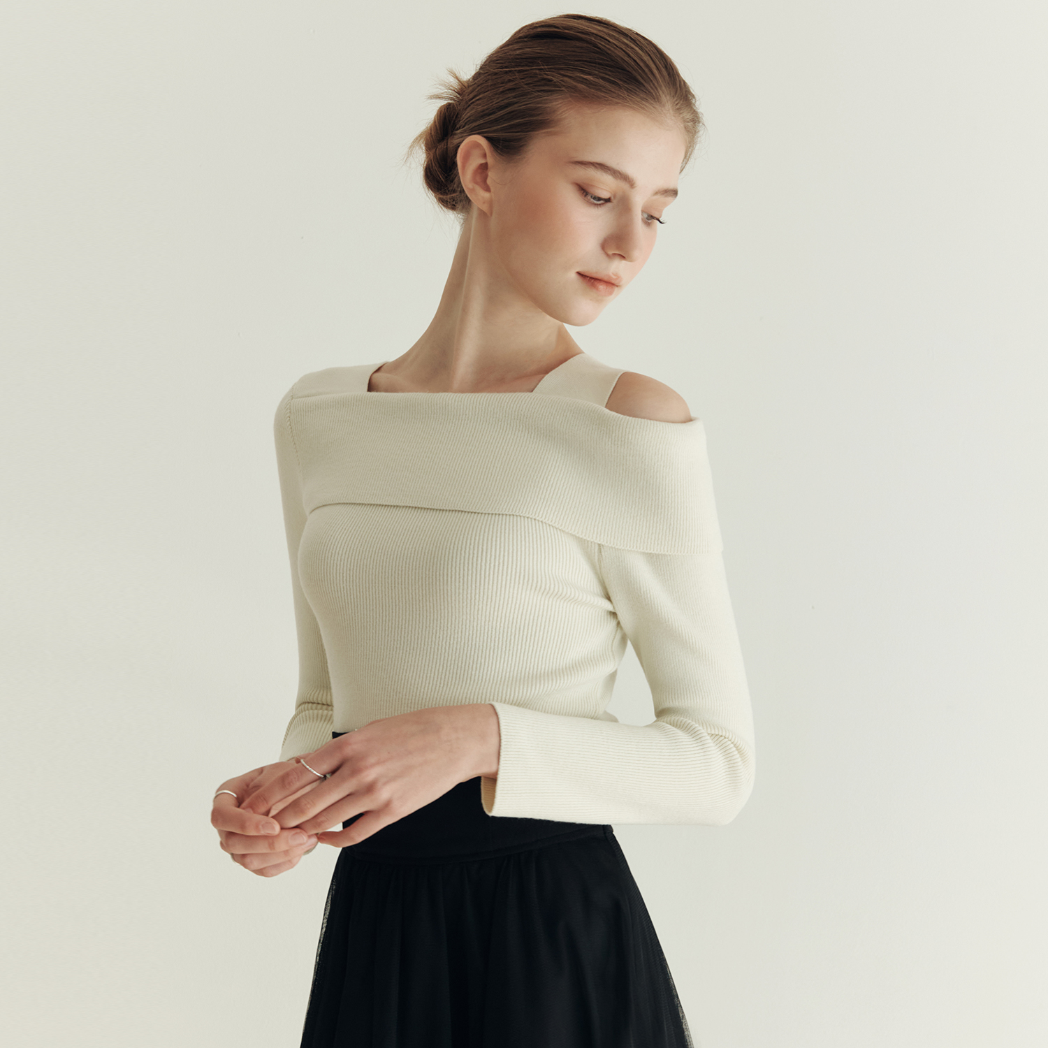 [제로스트릿][5컬러] 솔리드 언발란스 오프숄더 스웨터 SOLID UNBALANCE OFF SHOULDER SWEATER - 상세 이미지 3