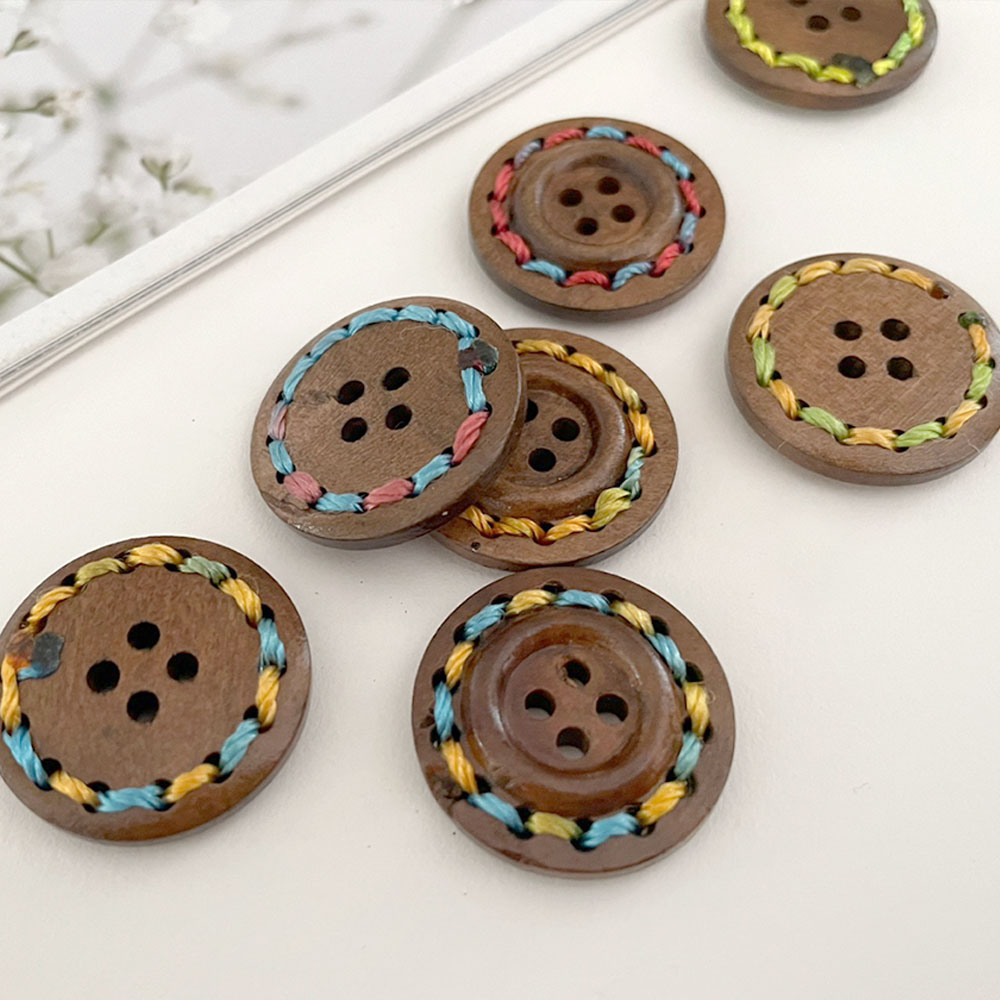 DIY) 25mm 카멜브라운 무지개 컬러스티치 우드단추 나무단추 단추부자재- (8개) - 상품 이미지