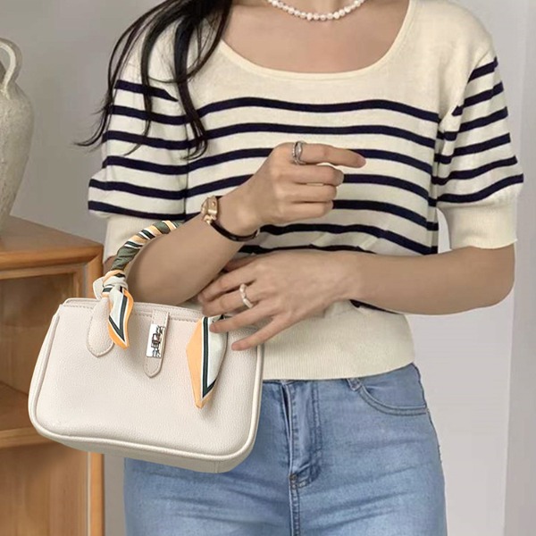 여성스럽고 세련된 미니 토트백 예쁜 핸드백 레더 손목 팔목 손잡이가방 작은 토드크로스백 - 상세 이미지 4