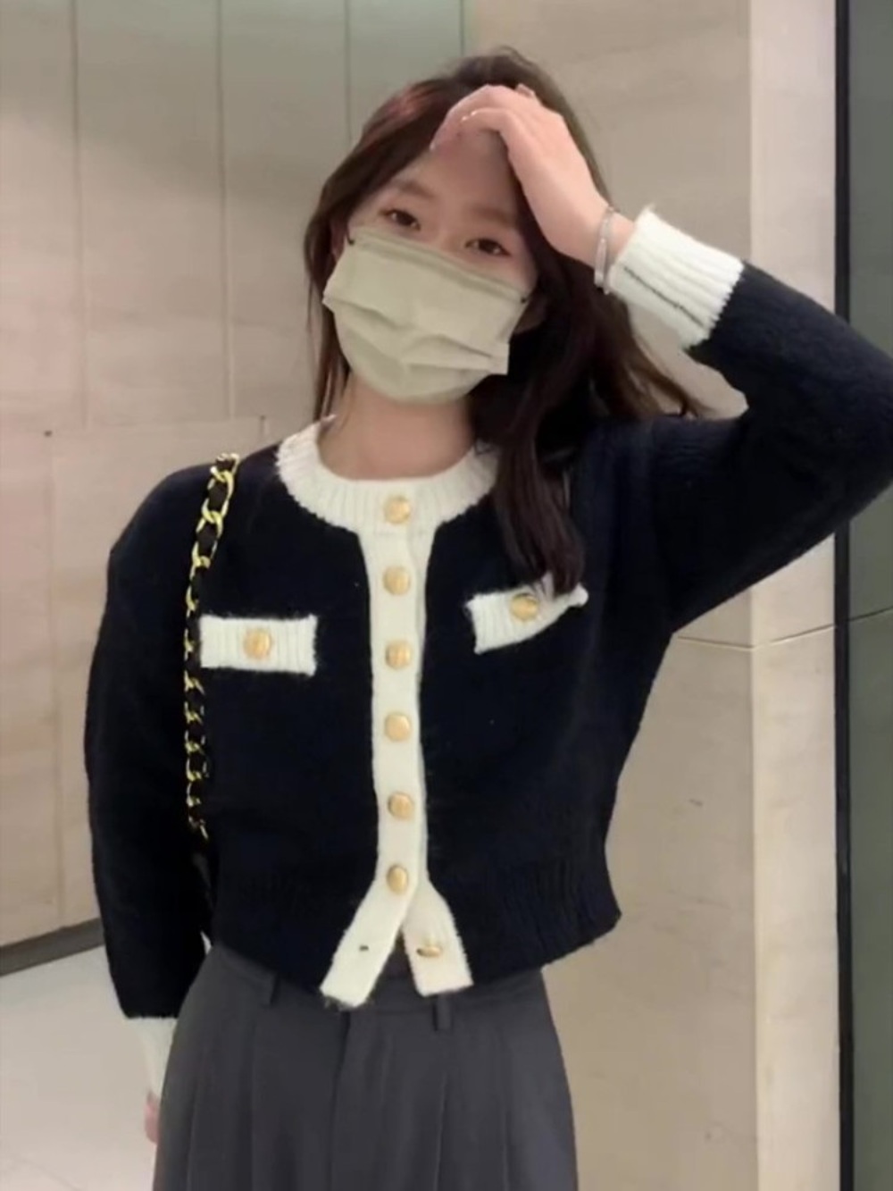 고퀄 그레이 블랙 쇼트 니트 가디건 루즈핏 빈티지 명품느낌 데일리 데이트 가을 겨울 2컬러 - 상세 이미지 5