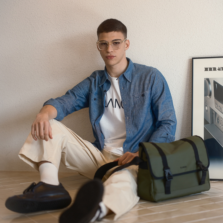 플랜온 메신저백 남자 버클형 크로스백 슬링백 직장인 대학생 노트북 수납 데일리 가방