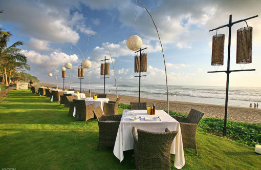 발리 스미냑 더 사마야 브리즈 레스토랑의 낭만적인 야외 전경