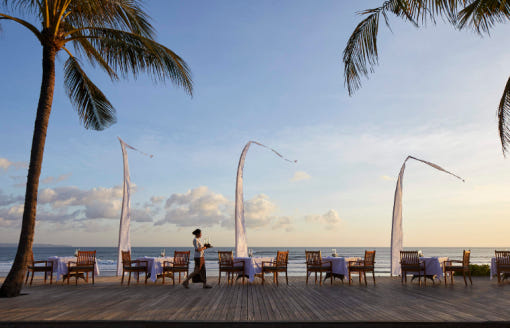 더 사마야 브리즈 레스토랑의 고급스러운 테이블 세팅