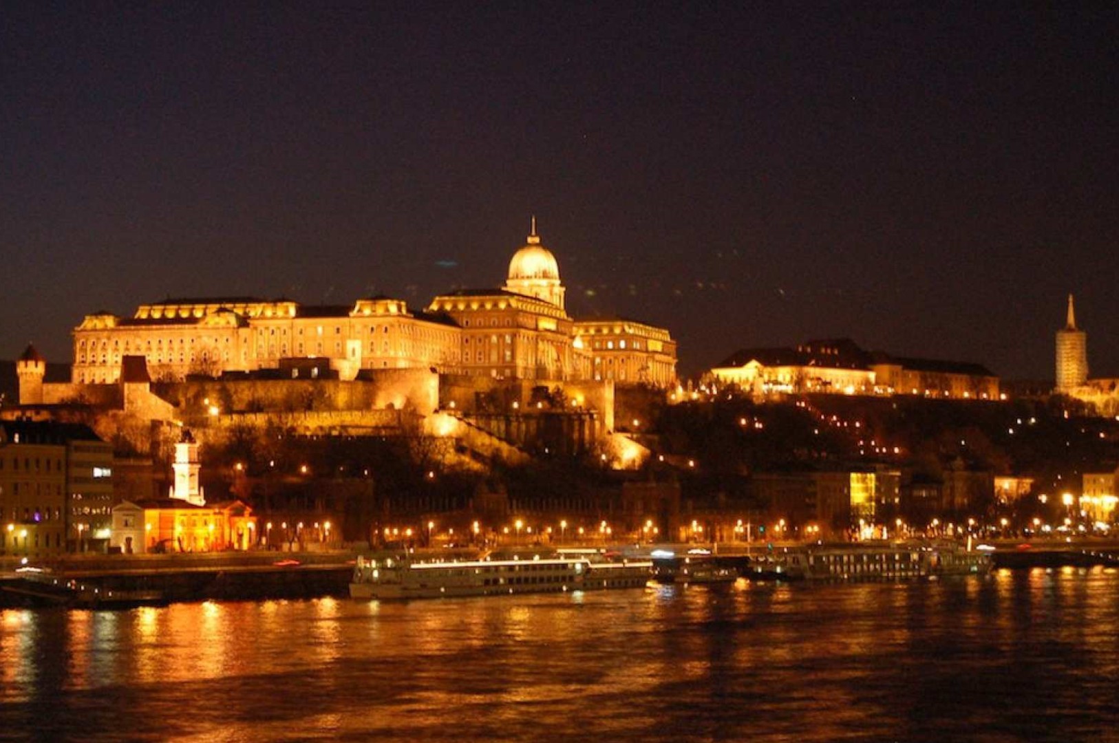 헝가리 부다페스트에서 음료와 함께하는 다뉴브강 나이트 크루즈 이미지 3