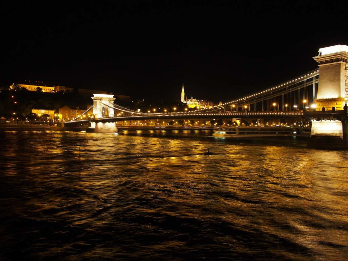 헝가리 부다페스트에서 음료와 함께하는 다뉴브강 나이트 크루즈 이미지 2