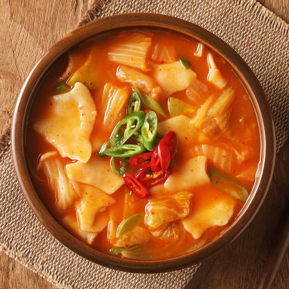 [푸딩팩토리] 얼큰김치수제비 490g X 3팩 비오는날 얼큰한 메뉴 식사대용 소주안주 밀키트 - 상품 이미지