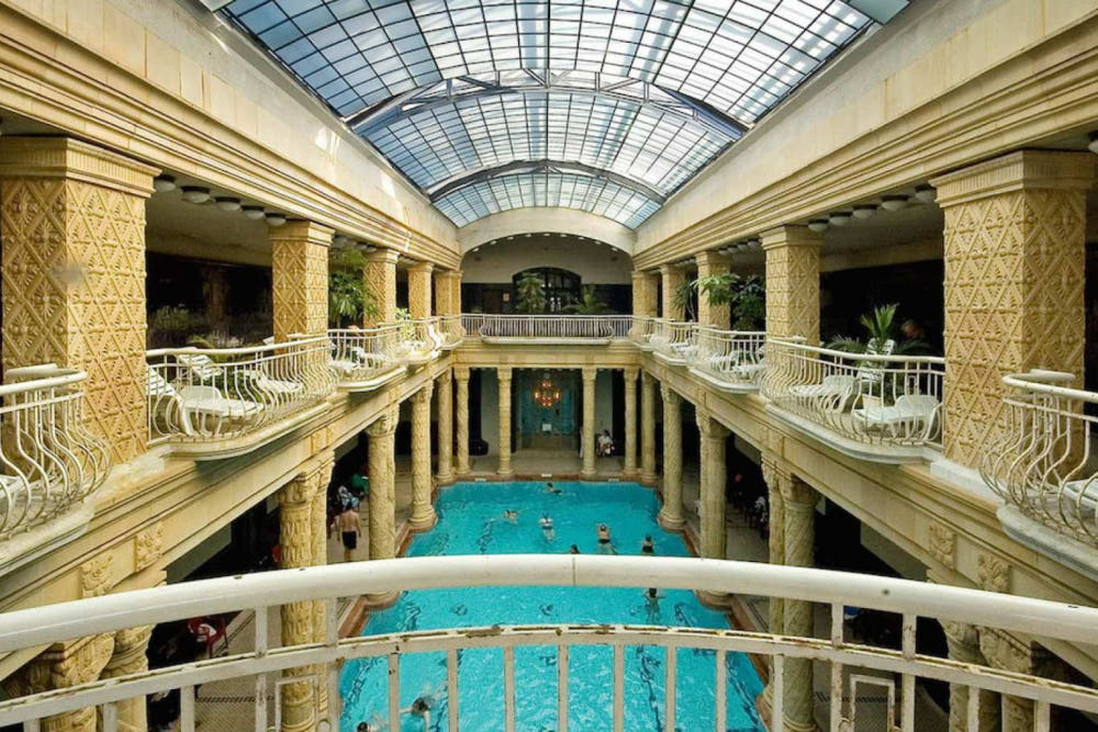 겔레르트 스파의 수영장