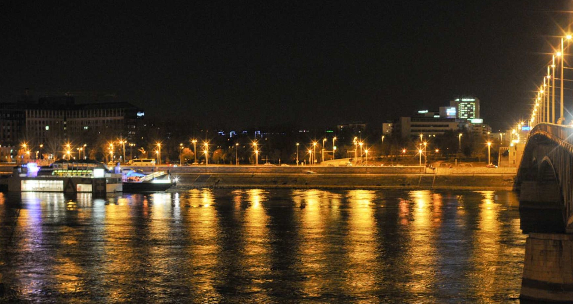 헝가리 부다페스트에서 음료와 함께하는 다뉴브강 나이트 크루즈 이미지 4