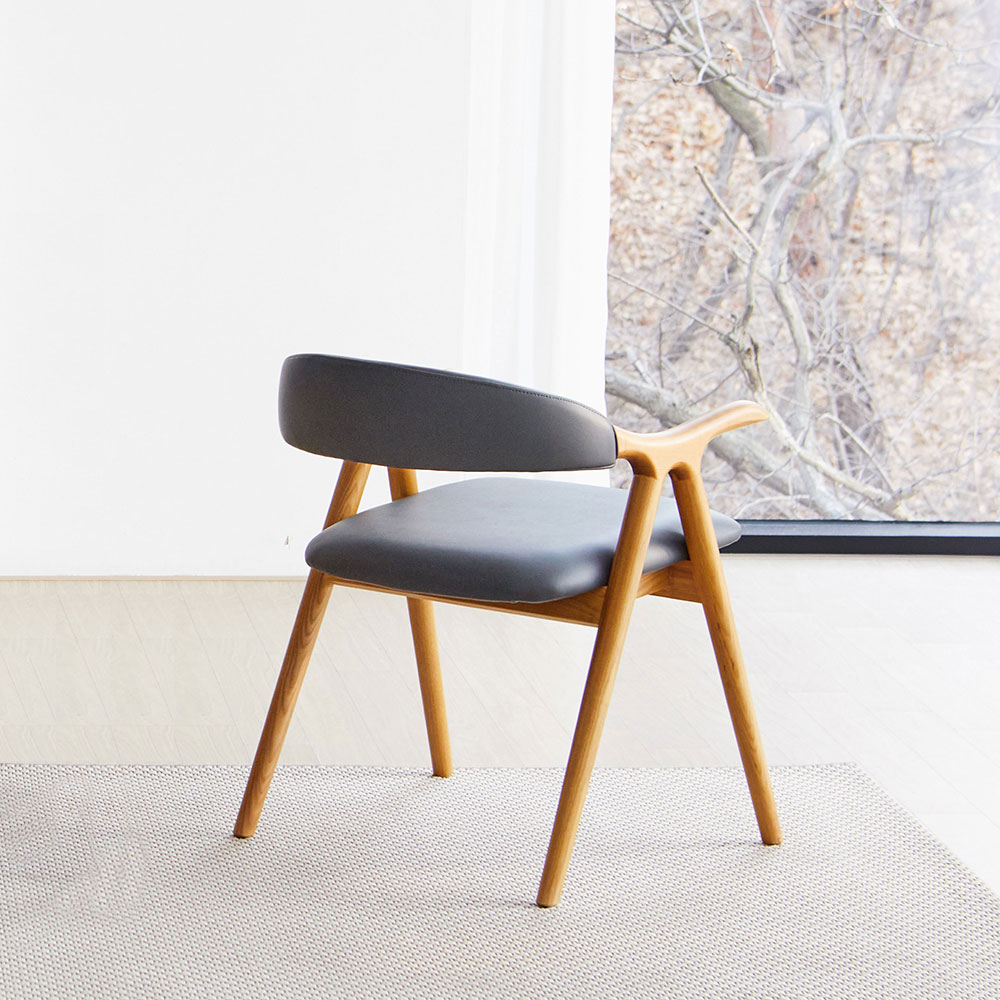 스코나 브루넨2 물푸레 애쉬 원목 실리콘레더 팔걸이 식탁 의자