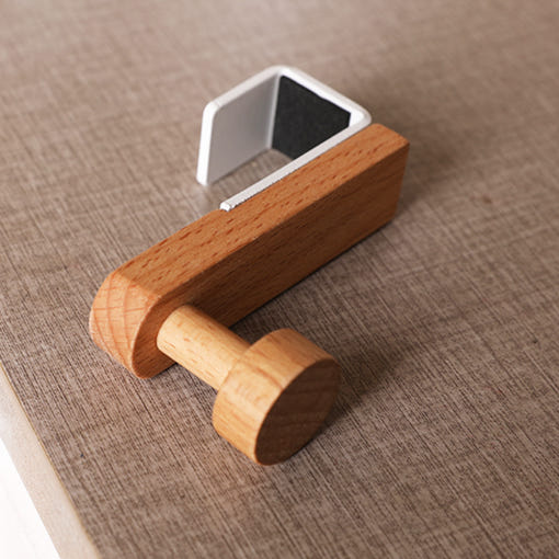 원목 미니 도어후크를 붙박이장 문에 걸어 옷을 정리한 모습