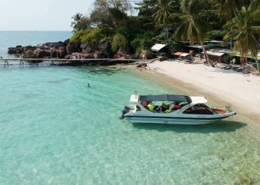 푸꾸옥 스피드보트 투어에서 스노클링 하는 모습 1