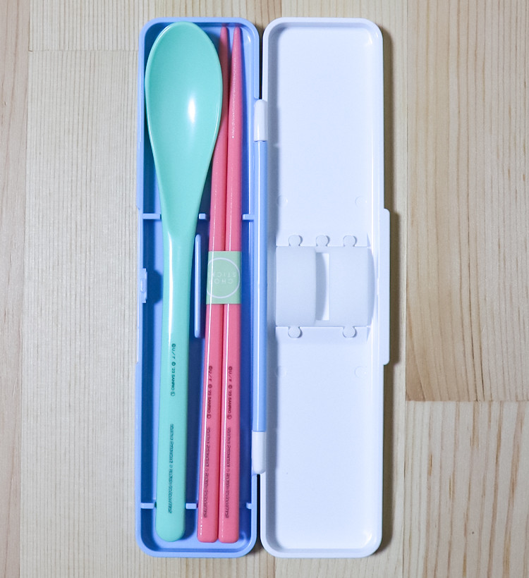 스케이터 짱구 X 산리오 캐릭터 소리나지 않는 항균 콤비세트 (스푼,젓가락,케이스) 18cm - 주방·식기 - 하카타몰