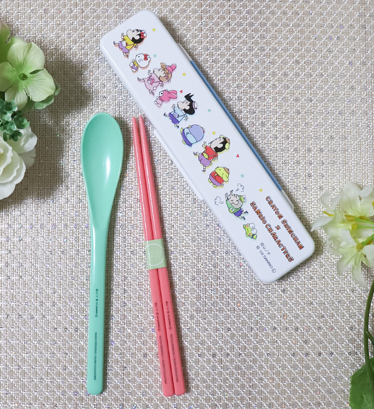 스케이터 짱구 X 산리오 캐릭터 소리나지 않는 항균 콤비세트 (스푼,젓가락,케이스) 18cm - 주방·식기 - 하카타몰