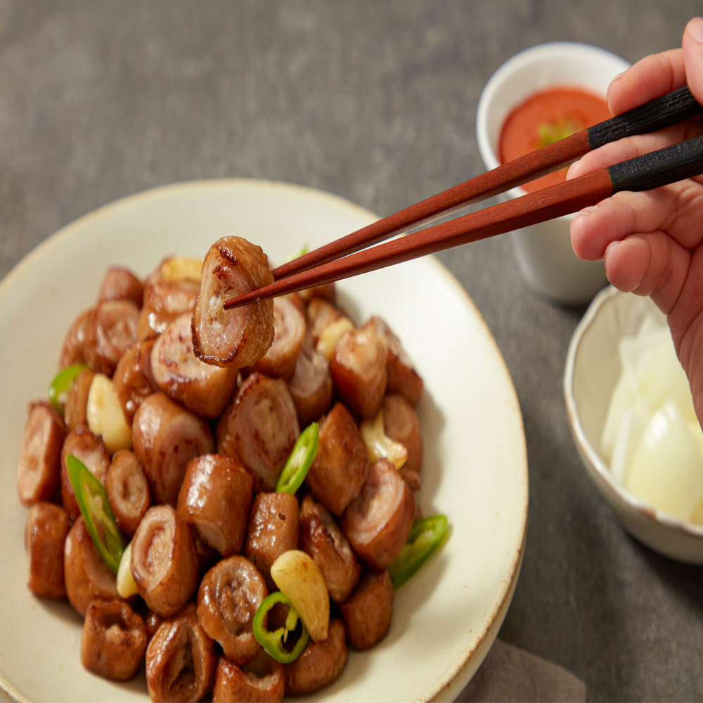 산수골식품 참나무 돼지 훈제 초벌막창 400g 된장소스 100g - 상품 이미지