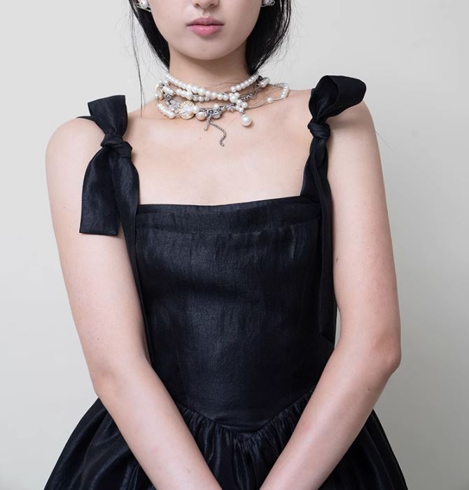 스냅촬영 브라이덜샤워 리본 블랙 화이트 민소매 웨딩드레스 이미지 2
