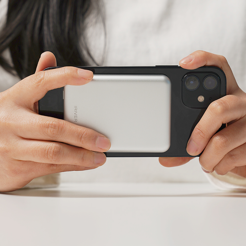 아이리버 맥세이프 슬림 보조배터리 가벼운 미니 고속충전 무선충전 배터리 5000mAh - 상품 이미지